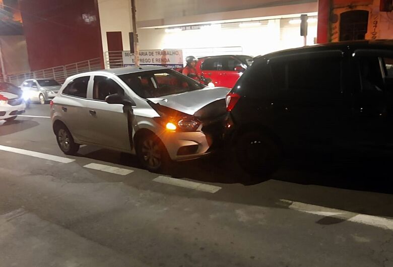 Colisão entre dois carros é registrada na avenida São Carlos