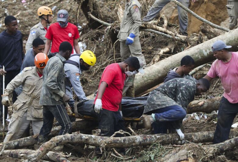 Defesa Civil confirma 104 mortes durante chuvas em Petrópolis (RJ)