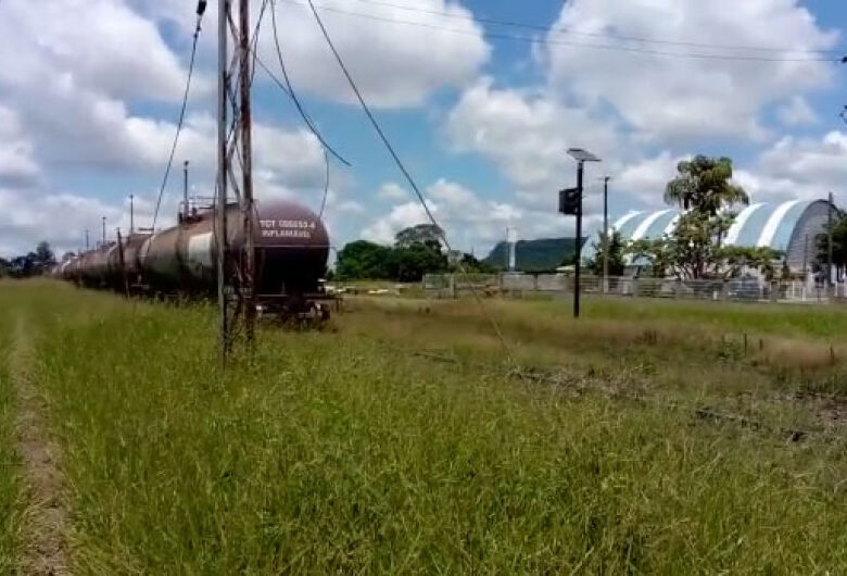 Trem bloqueia acesso de moradores de Itirapina ao centro da cidade