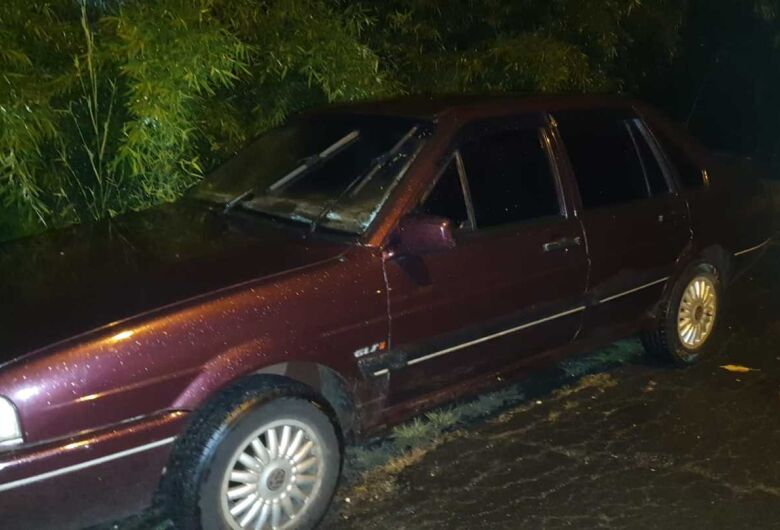 Carro furtado é localizado próximo a mata no São Carlos 8