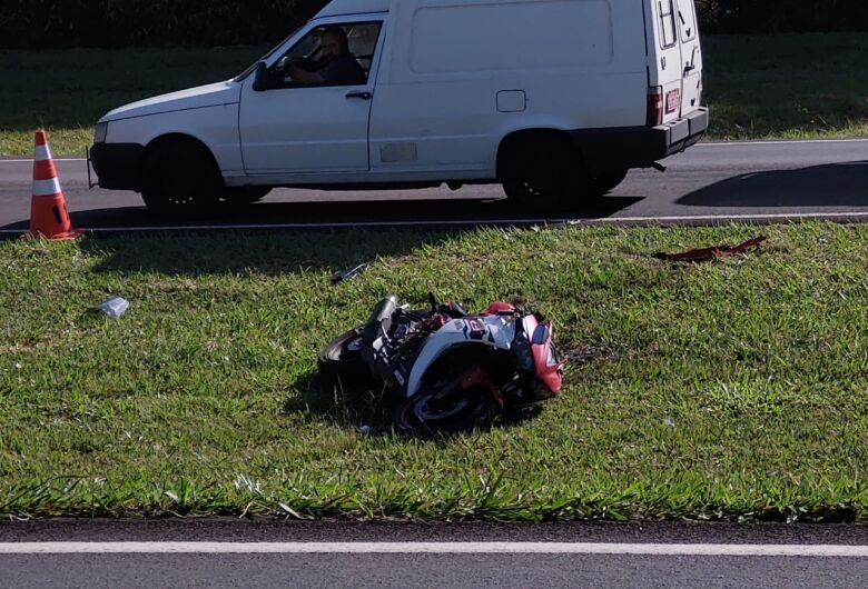 Motociclista colide na traseira de carro na Washington Luís