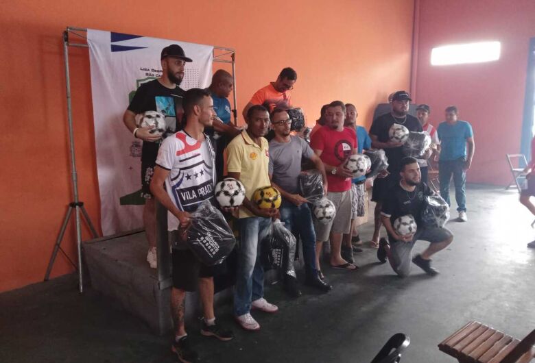 Entrega de bolas às equipes marca início simbólico da ADN Champions Cup