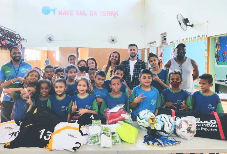 ONG Nave Sal da Terra recebe kit esportivo do Vereador Elton Carvalho