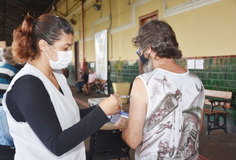 Saúde divulga programação de vacinação contra a Covid-19 e contra gripe