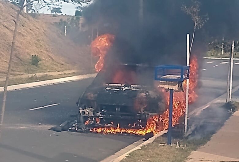 Incêndio destrói veículo no Vida Nova São Carlos