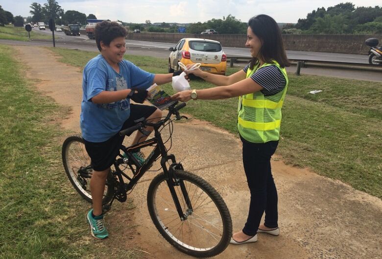 Pedestres e ciclistas recebem ações educativas do Maio Amarelo em São Carlos
