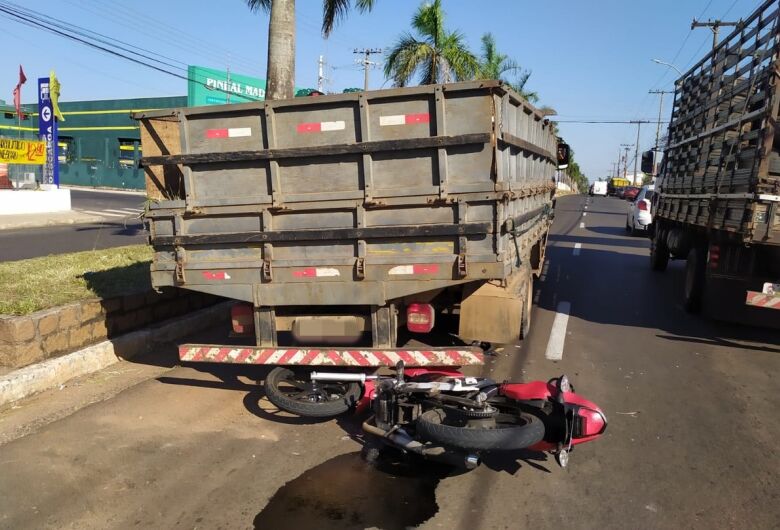 Moto vai parar embaixo de caminhão na Av. Getúlio Vargas