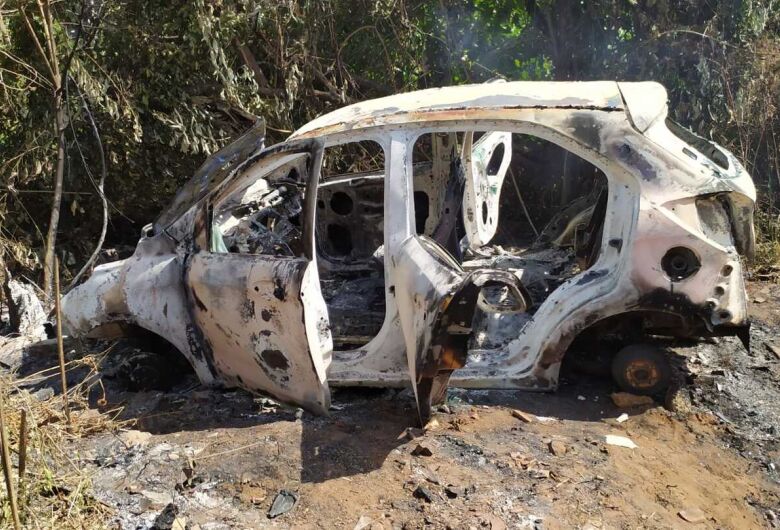 Carro roubado é encontrado queimado no Planalto Verde
