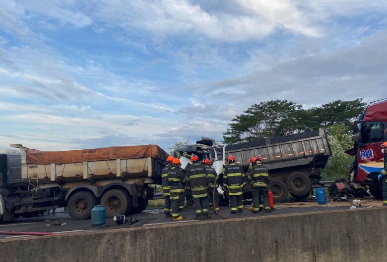 Colisão envolvendo três caminhões deixa uma pessoa morta na SP-255