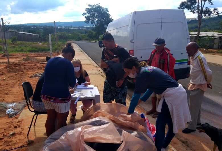 Prefeitura distribui cobertores e sacos de dormir para assentados em São Carlos