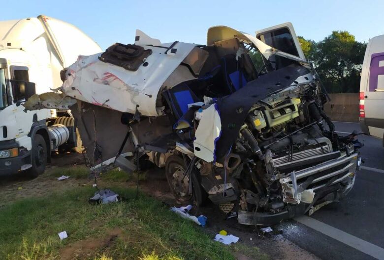 Carreta fica destruída após colisão na rodovia Washington Luís em São Carlos