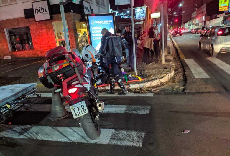 Motociclista é arremessado contra poste após colisão com carro no Centro