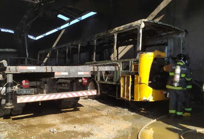 Incêndio destrói ônibus e caminhão em barracão