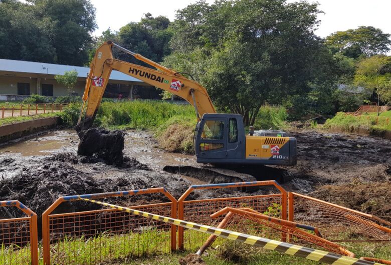 Prefeitura de São Carlos realiza a recuperação da represa do Parque do Bicão