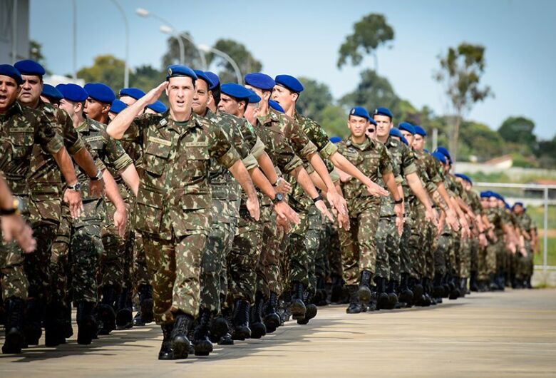 Falta de oportunidades leva 43,9% dos jovens brasileiros a considerar carreiras militares