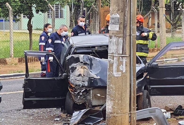Mulher morre após bater carro em poste, em Araraquara