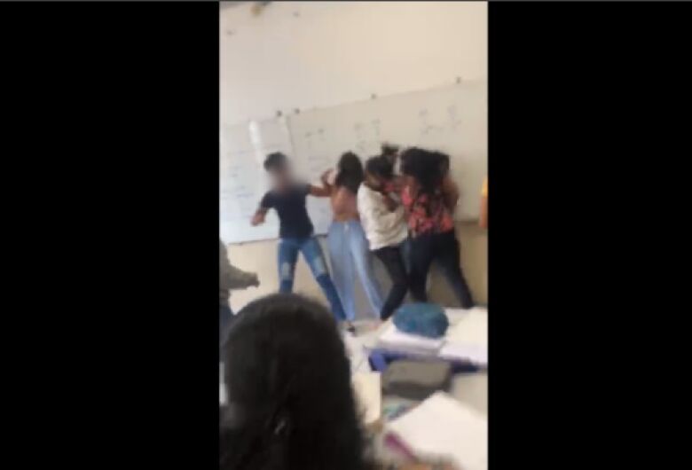 Vídeo: alunas brigam com socos e chutes dentro de escola em Ribeirão Bonito