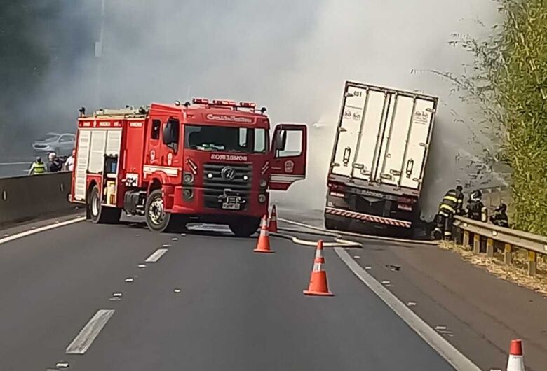 Caminhão-baú pega fogo na SP-310