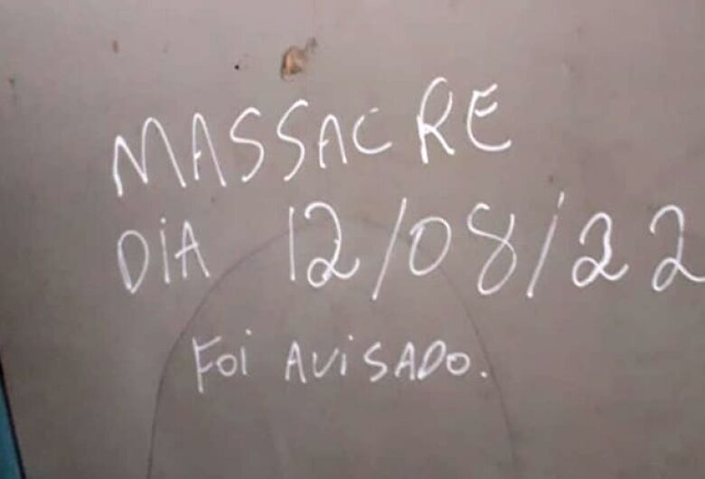 Mensagem de massacre em parede de banheiro de escola amedronta pais de alunos em São Carlos