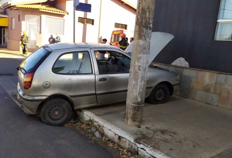 Carro colide em muro e casal fica ferido na Vila Prado