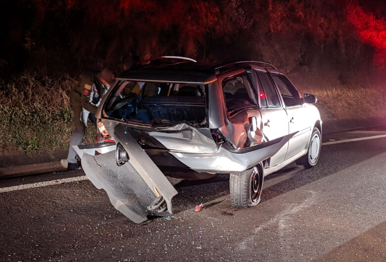 Colisão entre dois carros deixa uma pessoa ferida no trevo do Tangará
