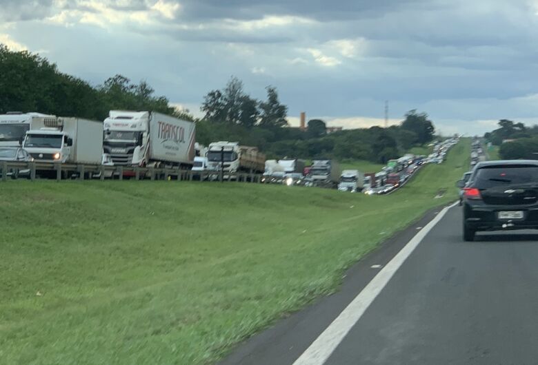 Motorista relata danos em veÃculo após passar por buracos na Washington LuÃs