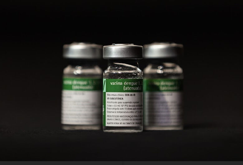 Vacina do Instituto Butantan contra a dengue começa a ser aplicada pelo SUS
