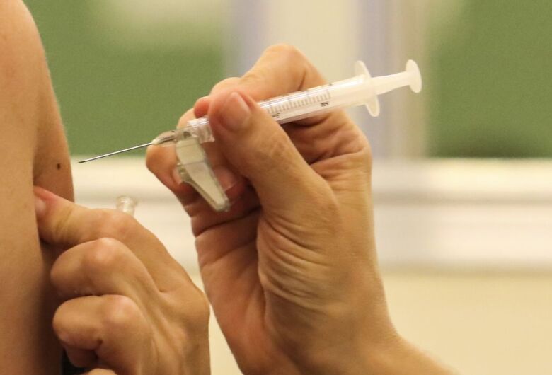 Unidades de saúde estarão abertas até às 14h neste sábado para vacinação contra gripe