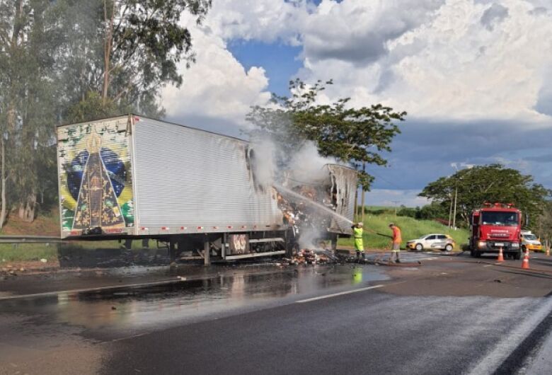 Carreta pega fogo na rodovia Washington Luís