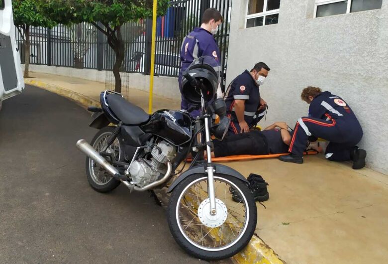 Motociclista sofre escoriações após colisão na Tancredo de Almeida Neves