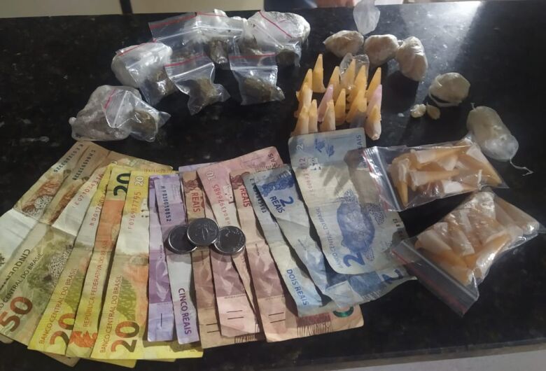 Homem é detido após dispensar sacola com drogas em Ibaté