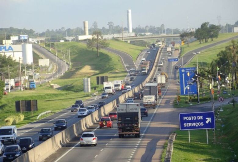 Peça metálica danifica carro e gera grande prejuízo a motorista em rodovia