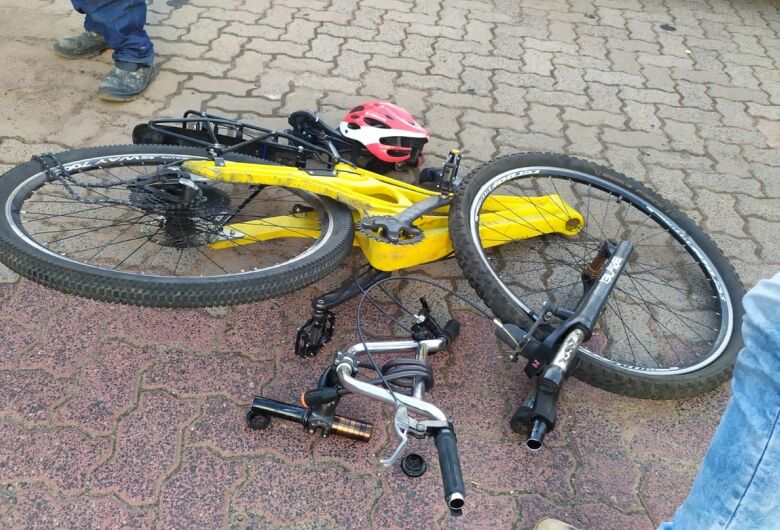Colisão entre bicicleta e moto deixa dois feridos na avenida Morumbi 