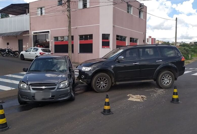 Colisão causa estragos em dois veículos na Trabalhador São-carlense