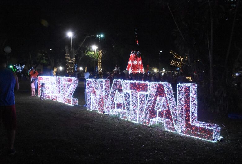 Show na Praça XV inaugura iluminação de Natal em São Carlos 