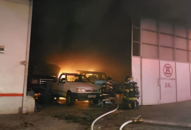 Incêndio danifica veículos em oficina na Vila Celina