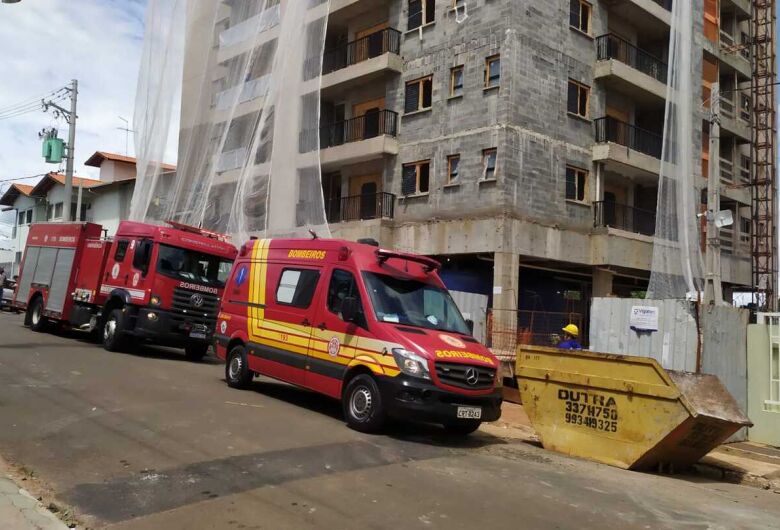 Trabalhador é resgatado pelo Corpo de Bombeiros em prédio no Cidade Jardim