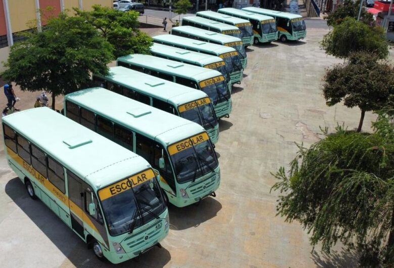 Prefeitura de São Carlos entrega 15 novos ônibus para alunos da zona rural