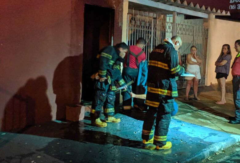 Desconhecido ateia fogo em sofá defronte a residência na Vila Carmem