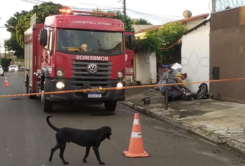 Casa pega fogo no Santa Felícia; duas cachorras se salvam e uma morre queimada 