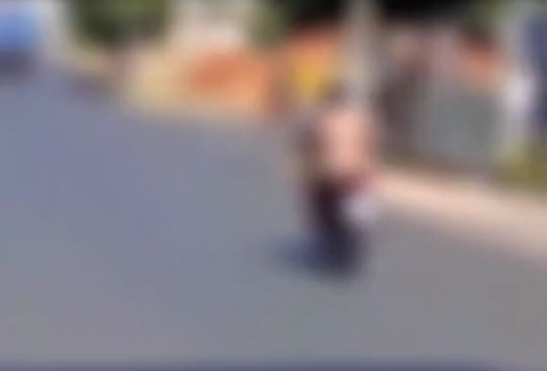 Homem é flagrado pilotando moto pelado em cidade da região 