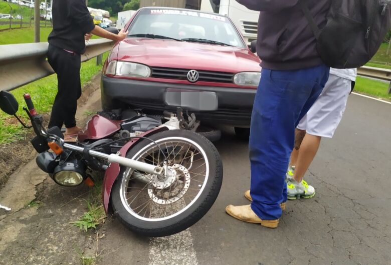 Motociclista fica ferido após acidente em alça de acesso à avenida Getúlio Vargas