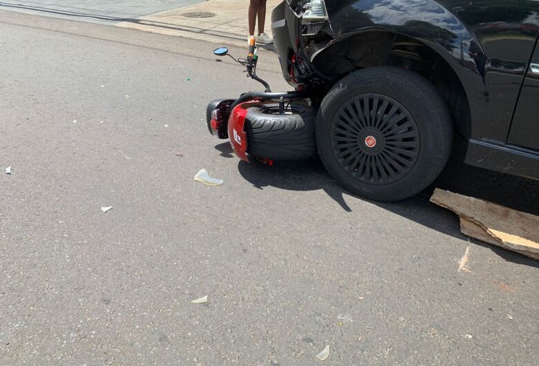 Colisão entre carro e moto elétrica deixa mulher ferida na Vila Lutfala