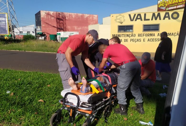 Motociclista sofre fratura exposta após queda no Jardim São Carlos
