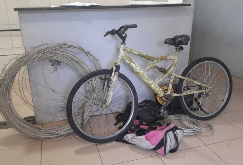 Após furto, bandidos fogem e abandonam até a bicicleta deles