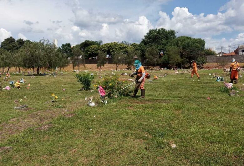 Funcionários municipais realizam limpeza dos cemitérios de São Carlos