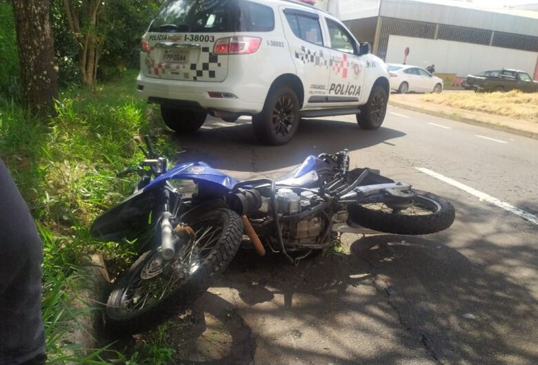Motorista sem habilitação bate em moto da Guarda Municipal no Portal do Sol