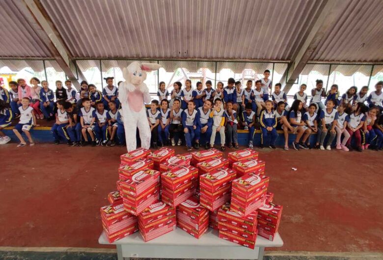 Alunos da rede municipal de ensino e entidades filantrópicas recebem caixas de bombons de chocolates