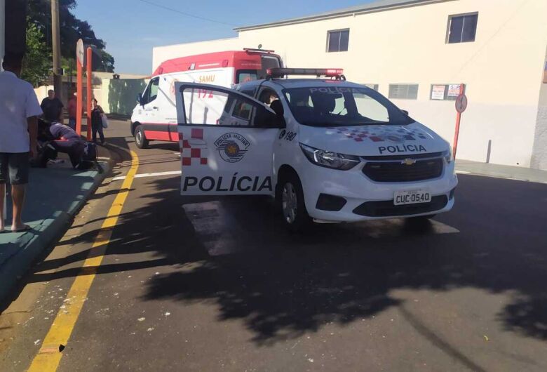 Idoso sofre mal súbito e morre na calçada na Vila Costa do Sol