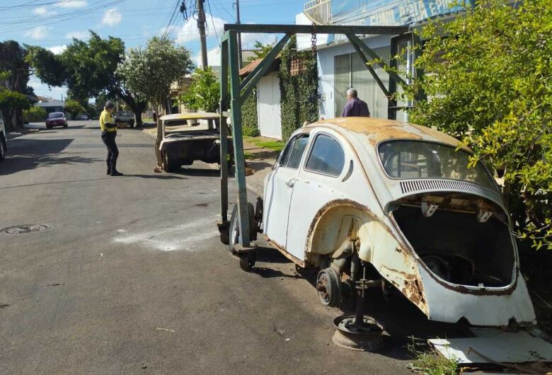Agentes de trânsito já removeram mais de 90 veículos abandonados nas ruas de São Carlos